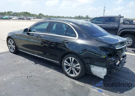 2018 Mercedes-Benz C 300 z USA, uszkodzony, nr VIN WDDWF4JB2JR402847